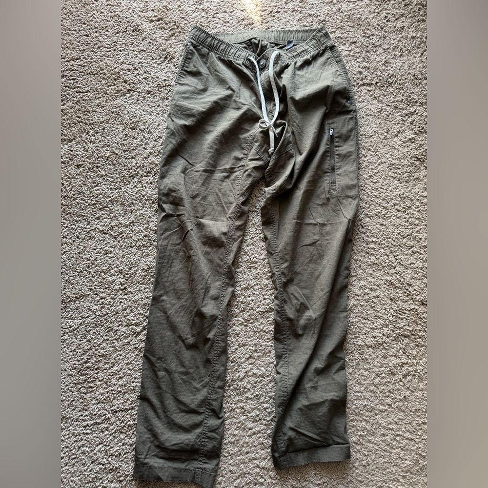Vuori Men's Cargo Pants in Khaki